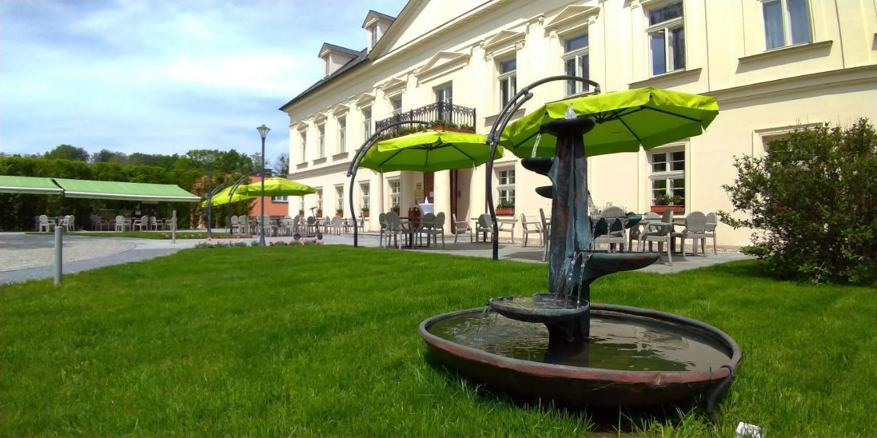 Zamecek Petrovice Hotel Petrovice u Karvine Exterior photo