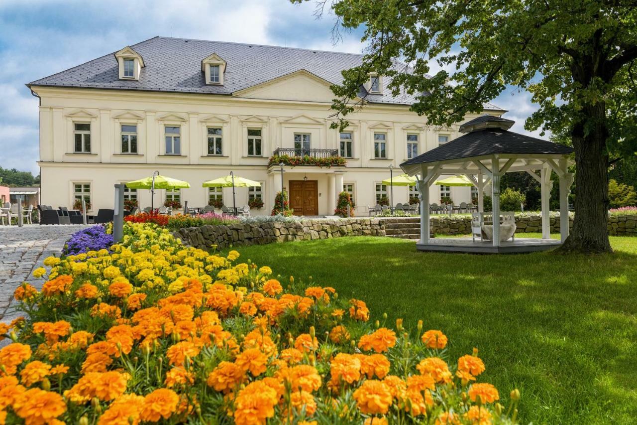 Zamecek Petrovice Hotel Petrovice u Karvine Exterior photo